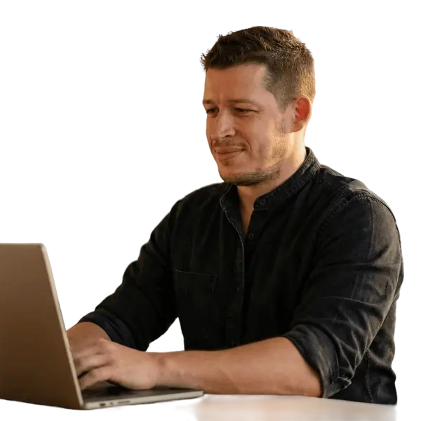 Renaud, fondateur de Solutix, au travail sur son ordinateur